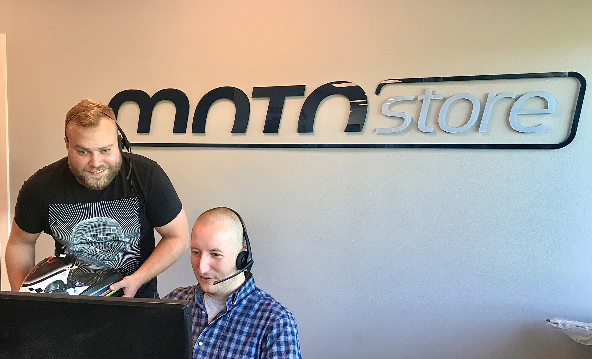 Hos MotoStore er vores kundeservice eksperter i motorcykeludstyr. Vi kan guide dig om køb af alt fra motorcykeljakker og motorcykelhjelme til tændrør og batterier